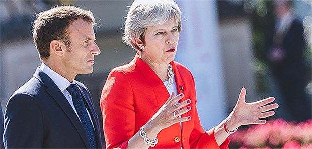 Sprachverfall in Brexit-Zeiten Theresa May beim EU-Gipfel in Salzburg neben Frankreichs Präsident Emmanuel Macron: "Wir sind bereit, die Verhandlungen abzubrechen", sagte sie nach dem Treffen.