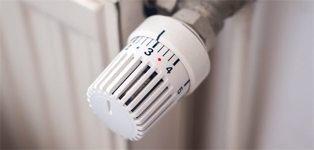 Heizungstausch geplant? Diese neuen Regelungen kommen auf Eigentümer zu Thermostatisches Heizkörperventil, das die Raumtemperatur zur Energieeinsparung regelt.