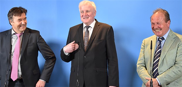 Voller Nachtzuschlag für Klinikmitarbeiter! Thomas Böhle (v.l.), Präsident des kommunalen Arbeitgeberverbands (VKA), Bundesinnenminister Horst Seehofer (CSU) und Frank Bsirske, verdi Vorsitzender, geben die Einigung bei den Tarifverhandlungen für den öffentlichen Dienst bekannt.