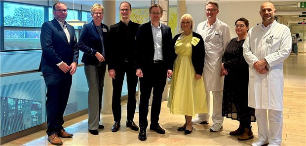 Ministerpräsident Daniel Günther steht hinter dem Zentralklinikum in Pinneberg Thomas Klahn (Kaufmännischer Leiter Regio Kliniken), Angela Bartels (Sana Regionalgeschäftsführerin), Gundolf Thurm (Geschäftsführer Regio Kliniken), Daniel Günther (Ministerpräsident Schleswig-Holstein), Regina Hein (Geschäftsführerin Regio Kliniken) Prof. Max Nedelmann (Ärztlicher Direktor), Nicole Molzen (Leitung Pflege), Dr. Hamid Mofid (ebenfalls Ärztlicher Direktor)
