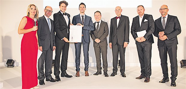 Springer Medizin Charity Award 2017 – Das sind die drei Preisträger Thomas Rössner und Maximilian Schlereth (3.u.4.v.l.) von der AIAS e.V. mit dem 2. Preis des CharityAwards. Mit im Bild (v.l.n.r.): Moderatorin Yve Fehring, Oliver Schenk vom BMG, Sponsor Bernd Poitz von der Vendus Gruppe, Jury-Vorsitzender Dr. Thomas Thiekötter, Tom Schweitzer vom Sponsor TV Wartezimmer.