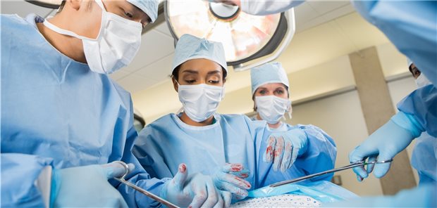 Thoraxoperation: Hiervon betroffene Patienten und solche der Gefäß- und der Unfallchirurgie waren in einer Studie am häufigsten von schwerwiegenden kardiovaskulären Ereignissen betroffen.