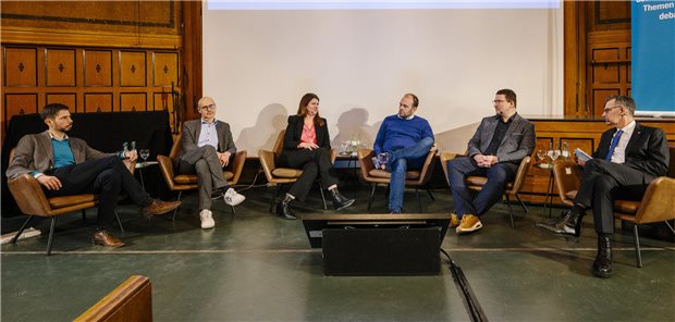 Thorsten Busse (GKV Spitzenverband), Dr. Amin-Farid Aly ( Bundesärztekammer), Neurologin Dr. Alexandra Widmer, Henrik Emmert (Spitzenverband Digitale Gesundheitsversorgung), Prof. Norman Uhlmann (h3ko) diskutierten in Hamburg unter Moderation von Prof. Achim Jockwig (von links) über DiGA.