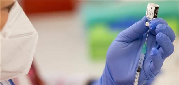 Thüringen setzt auf Corona-Booster für alle Thüringen will „boostern“: Im Impfzentrum Weimar wird eine Impfung mit dem Impfstoff von Biontech/Pfizer vorbereitet.