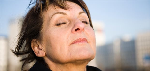 Tief Luft holen und Seufzen kann befreiend wirken – nicht nur emotional, sondern auch für die Lunge. (Symbolbild mit Fotomodell)