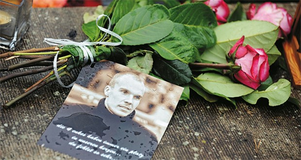 Was hat Robert Enkes Suizid bewirkt? Tiefe Trauer, auch ein Jahr nach dem Suizid: Blumen und ein Bild auf dem Grab von Robert Enke.