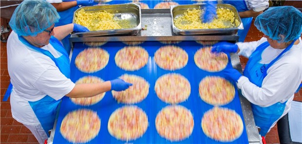 "Diese Ministerin ist gesundheitsgefährdend" Tiefkühlpizza-Produktion: Bis 2025 sollen, so die Selbstverpflichtung der Industrie, Fertigprodukte weniger Salz, Zucker und Fett enthalten.