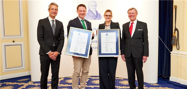 Hufeland-Preis 2021 für Langzeitstudie zum Neugeborenenscreening Timmy Klebb, Vorstandsvorsitzender der Deutschen Ärzteversicherung (l.) und Professor Erland Erdmann, Vorsitzender des Kuratoriums Hufeland-Preis (r.), überreichten die Urkunden an den Preisträger Professor Stefan Kölker und die Preisträgerin Dr. Ulrike Mütze.