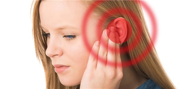 Tinnitus: Hier sollte zunächst die zugrunde liegende Störung abgeklärt werden. Hierzu zählen eine akute Innenohrstörung, eine Störung der auditiven Aufmerksamkeitslenkung, des Metabolismus oder der Somatosensorik sowie degenerative Erkrankungen der Endolymphe. (Symbolbild mit Fotomodell)