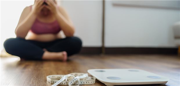 Eine Waage liegt auf dem Boden.