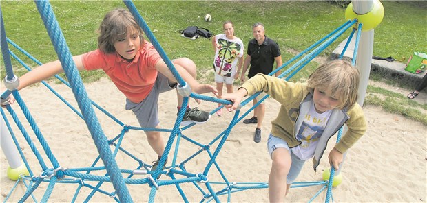Kinder, wie geht´s Euch gesundheitlich? Toben auf dem Spielplatz – nicht einmal die Hälfte deutscher Eltern ist dazu bereit.