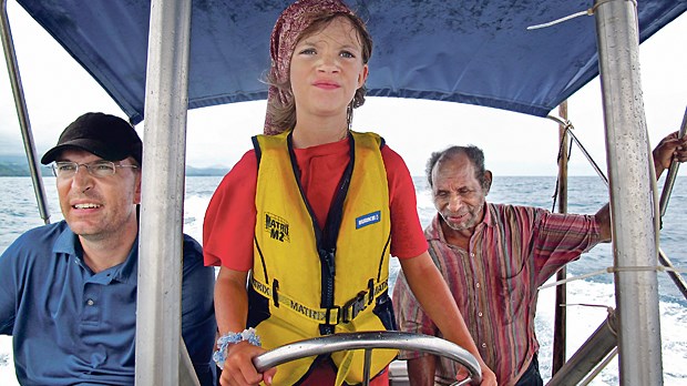 Pfarrer im Dschungel Tochter am Steuer: Pfarrer Markus Paulsteiner (li.) im Schnellboot vor der Küste Papua-Neuguineas.