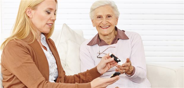 Tochter hilft beim Glukose messen: Angehörige sind oft hoch motiviert, zuckerkranke Patienten zu unterstüzten.