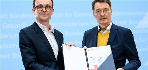 Kritik am Kommissionsvorschlag zu Klinik-Tagesbehandlungen Tom Bschor (l.), Leiter der Krankenhaus-Kommission, überreichte Karl Lauterbach am Dienstag die Empfehlungen. Die Kritik kam prompt.