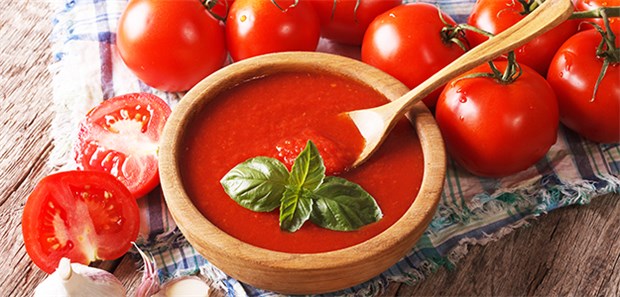 Schützen Tomaten vor Prostatakrebs? Tomaten und Tomatensoße: Eine Metaanalyse fand einen Schutzeffekt vorwiegend in Fall-Kontroll-, kaum aber in prospektiven Kohortenstudien.