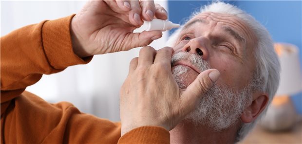 Ein älterer Mann, der sich zu Hause topische  nichtselektiven Betablocker als Augentropfen verabreicht.