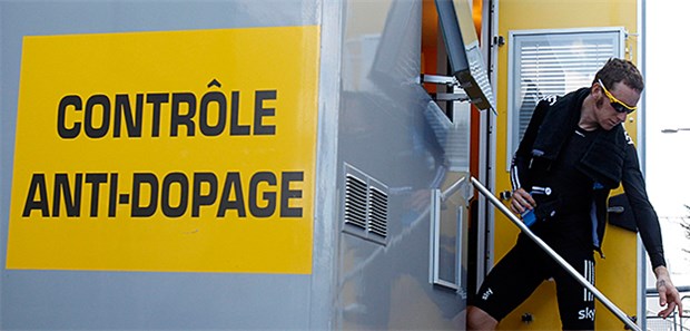 Doping-Vorwürfe gegen Ex-Tour-de-France-Sieger Tour de France 2012, 10. Etappe von Macon nach Bellegarde-Sur-Valserine: Der Brite Bradley Wiggins geht nach der Etappenankunft zur Dopingkontrolle.