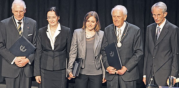 Paracelsusmedaille für verdiente Ärzte Träger der Paracelsus-Medaille 2011: Heinz Angstworm, Gisela Fischer, die Enkelin des jüngst verstorbenen Herbert Britz, Ulrich Gottstein mit Jörg Dietrich Hoppe.