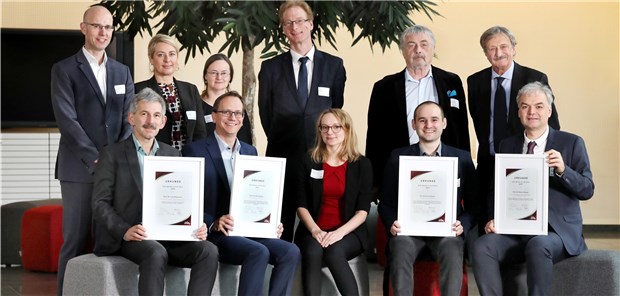 Was Hippotherapie bewirken kann Träger des Lilly Quality of Life Preises 2019: Professor Dr. Lutz Götzmann, Professor Dr. Dirk Ziebolz, Dr. Tatjana Rößler,Dr. Gerhard Schmalz, Professor Dr. Martin Häusler (vordere Reihe, von links nach rechts).