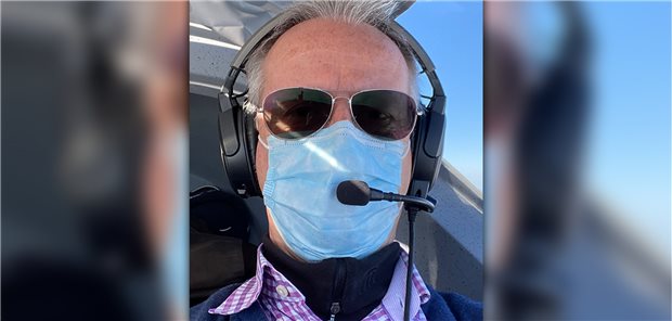 Streit ums KBV-Papier – „Gebote haben nicht geklappt!“ Trägt auch im Flieger Maske: Hobbypilot und Nephrologe Professor Jan C. Galle