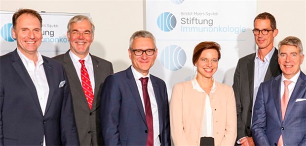 Stiftung gibt Forschungsimpulse Trafen sich am Freitag in Frankfurt am Main, um die Arbeit der neu gegründeten Bristol-Myers Squibb-Stiftung Immunonkologie aufzunehmen: Mitglieder von Vorstand und Kuratorium: Dierk Neugebauer, Jürgen Osterbrink, Michael May, Katja Weisel, Dirk Jäger, Han Steutel (vlnr).