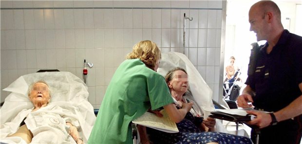 Tragischer Glutsommer 2003 in Frankreich: Zwei Frauen werden am 11. August 2003 im Pariser Hôpital Saint-Antoine versorgt.