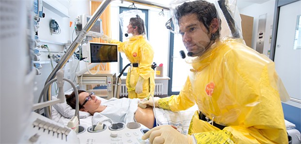 Training für den Ernstfall Trainieren den Ernstfall: Daniel Kitterer und Maria Koch demonstrieren die Funktionen einer Isolierstation für Ebola-Patienten am Bosch-Krankenhaus in Stuttgart.