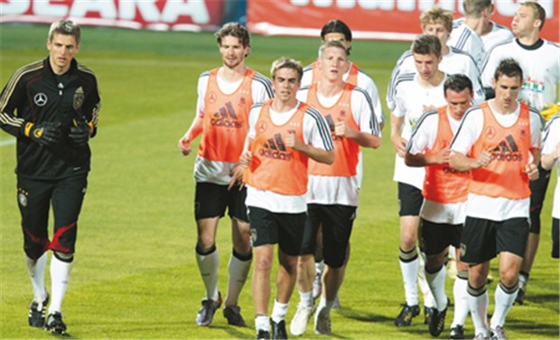 Deutsche Elf topfit vor dem Auftaktspiel gegen Australien Training in Südafrika: das DFB-Nationalteam ist für den WM-Auftakt gerüstet.