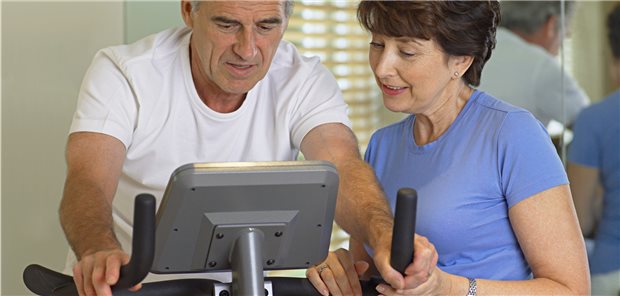 Training in der Reha: Hochintensives Intervalltraining verbessert bei KHK-Patienten die kardiorespiratorische Leistungsfähigkeit – beurteilt nach der maximalen Sauerstoffaufnahme. (Symbolbild mit Fotomodellen)