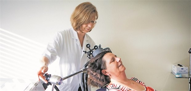 Besser lernen mit elektrischem Strom? Transkranielle Elektrostimulation: In einer Pilotstudie profitierten Schlaganfallpatienten mit Aphasie.