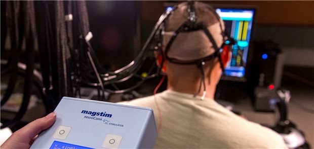 Transkranielle Hirnstimulation: Elektrische Ströme werden über Elektroden in einer Haube auf die Kopfhaut geleitet. Die sinusförmigen elektrischen Wechselströme sollen Hirnschwingungen anregen und dadurch die Neuroplastizität des Gehirns fördern.
