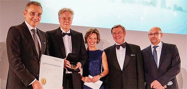 Auszeichnung für Innovationen und Ideen Translarna™ (Ataluren) von PTC Therapeutics gewann den Galenus-von-Pergamon-Preis in der Kategorie Orphan Drugs. Für das Unternehmen nahm Dr. Guido Schopen, Vice President und General Manager DACH, die Medaille in Empfang. Mit im Bild (v.l.) sind Joachim Krieger, Vorsitzender der Geschäftsleitung Springer Medizin, Moderatorin Anna Planken, Jury-Präsident Professor Erland Erdmann und Chefredakteur Wolfgang van den Bergh von der Ärzte Zeitung.