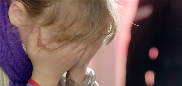 Kindeswohlgefährdung? Viele Jugendämter kommen Hinweisgebern nicht entgegen Kind hält sich die Hände vor's Gesicht.