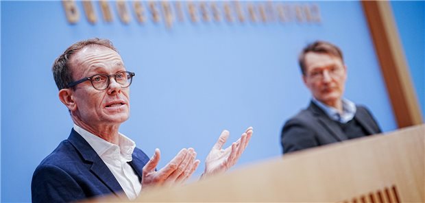 Traten häufig gemeinsam vor die Presse: Professor Tom Bschor (li.), Vorsitzender der Regierungskommission, und Bundesgesundheitsminister Karl Lauterbach (SPD) – hier im Dezember 2022 bei der Präsentation der umstrittenen Vorschläge für eine Reform der Krankenhausversorgung.