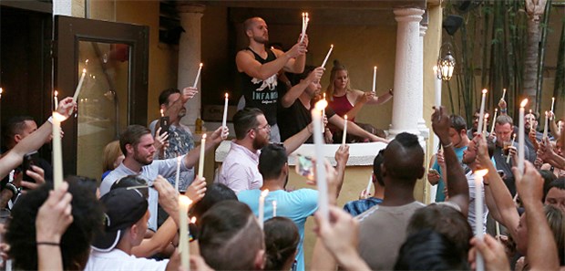 Entsetzen nach dem Blutbad Trauer in Orlando: Mit Kerzen gedenken Mitglieder der Schwulen- und Lesbenszene der Opfer der Bluttat.