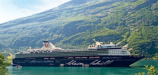 Wer will mit an Bord? Traumhafte Umgebung: "Mein Schiff 1" von TUI Cruises im norwegischen Geirangerfjord. Auch der Reisekonzern TUI benötigt Schiffsärzte.