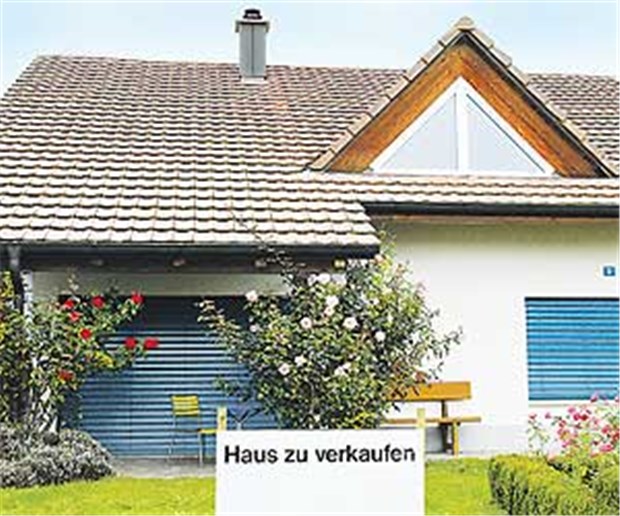 Dach undicht? Neue Police schützt Käufer Traumhaus oder Bruchbude? Auf den ersten Blick ist das nicht immer festzustellen.