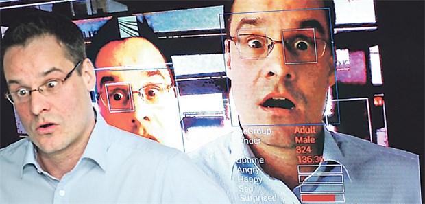 Brille entschlüsselt Gefühle Traurig, fröhlich, überrascht? Jens Garbas zeigt, wie die Software seinen Gesichtsausdruck analysiert.