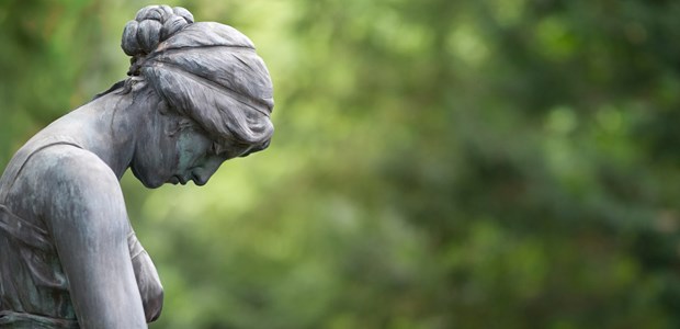 Therapie an der Leitlinie vorbei? Traurige Frau samt versteinerter Miene.