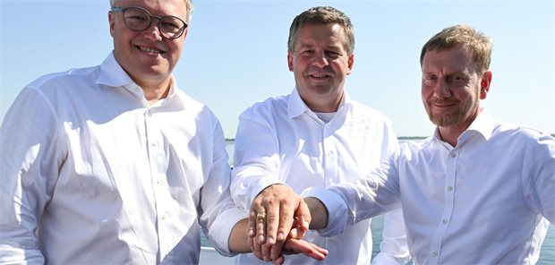 Treffen am Geiseltalsee: Mario Voigt (l.), Ministerpräsident von Thüringen, Sven Schulze (M.), Ministerpräsident von Sachsen-Anhalt, und Michael Kretschmer (r.), Ministerpräsident von Sachsen.