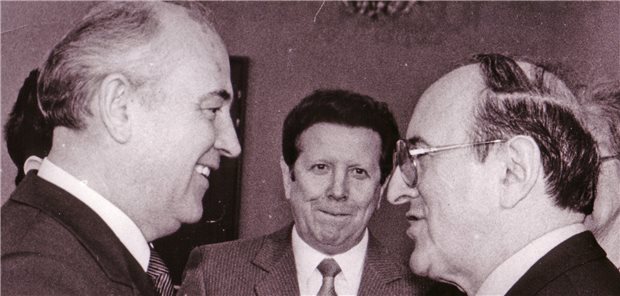 Treffen mit der IPPNW: Michail Gorbatschow (v.l.) zusammen mit dem Kardiologen und damaligen UdSSRGesundheitsminister Evgeny Tschasow und dem US-Arzt sowie IPPNW-Mitbegründer Bernard Lown.