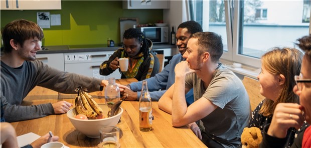Der Inklusions-"Wohnsinn" Treffpunkt Küchentisch in der „WG am Eck“: (v. l.) Christopher, Delvin, Sorel, Jerrit, Laura und Silke.