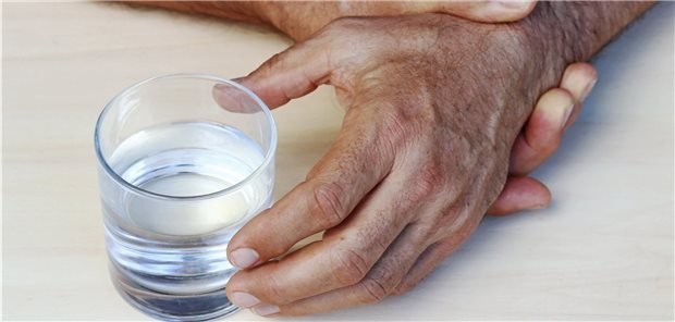 Tremor, Spastik, Fatigue: Zur MS-Therapie gehört auch, Symptome abzufragen und die Behandlung anzupassen. (Symbolbild mit Fotomodell)