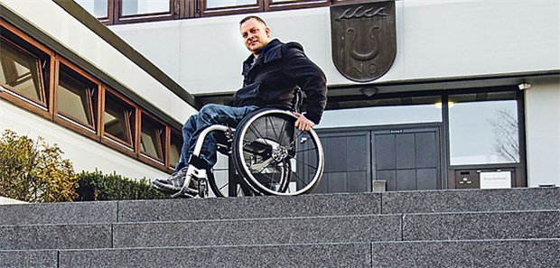 Profi-Berater für Barrierefreiheit Treppe als Hindernis: Christoph Rieker vor dem Rathaus in Notzingen.