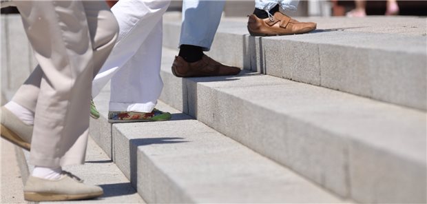 Treppensteigen ist ein Indikator für die körperliche Leistungsfähigkeit. Bei älteren Patientinnen, die eine Krebserkrankung überstanden haben, ist diese oft langfristig eingeschränkt.
