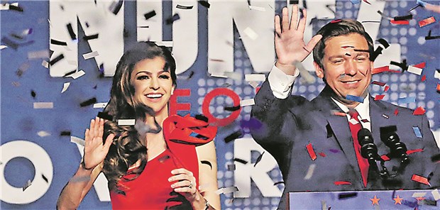 Wahlkampf-Reise mit Irritationen Treuer Trump-Fan: der Republikaner Ron DeSantis, wohl bald neuer Gouverneur von Florida, mit Gattin .
