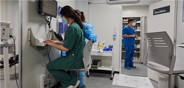 EU-Ausschüsse: Verordnung muss für KI-gestützte Triage-Systeme greifen! Triage in einem portugiesischen Krankenhaus: Die Corona-Pandemie hat das Selektionsverfahren der breiten Öffentlichkeit bekannt gemacht. Einige Abgeordnete des EU-Parlaments wünschen, dass KI-gestützte Triagesysteme in der Regulierung künftig der kommenden KI-Verordnung der EU unterliegen sollen.