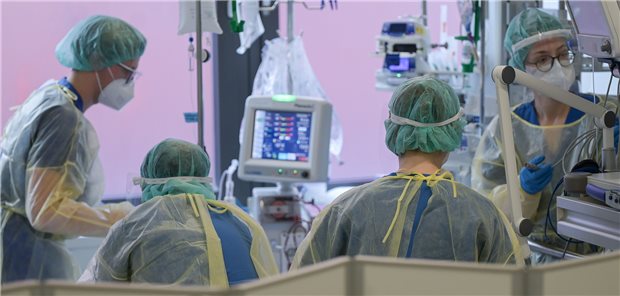 BÄK drängt auf Nachbesserungen am geplanten Triage-Gesetz Triage ist eine Extremsituation für das Personal auf Intensivstationen. Die Ampel-Koalition bereitet ein Gesetz vor, um zum Beispiel Menschen mit Behinderung vor Benachteiligung zu schützen.