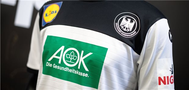 Spahn stellt Krankenkassen Bedingungen für Werbung im Sport Trikots mit Logos von Krankenkassen sind Jens Spahn ein Dorn im Auge. Ein Beispiel für so ein Trikot ist das Heimtrikot der Handball-Nationalmannschaft bei der WM 2019 mit dem Logo der AOK auf der Brust.