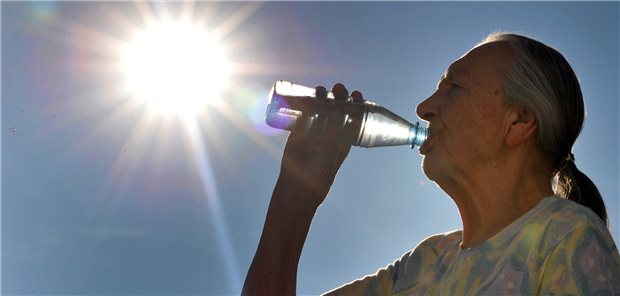 „Bei Hitze Bluthochdruck nicht zu scharf einstellen“ Trinken ist während der Hitze wichtig. „Wenn alte Menschen komisch sind, immer an Flüssigkeitsmangel denken“, rät Geriater Professor Ulrich Thiem.